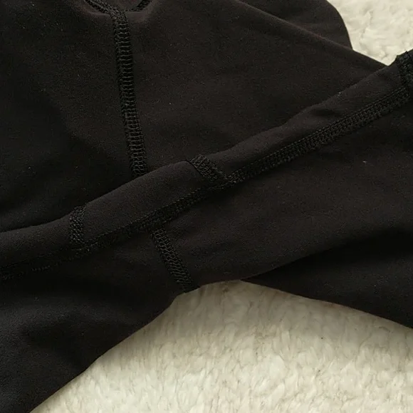 Lululemon Black 🩷 🤍Reversible Short SIZE 4 - Picture 5 of 6